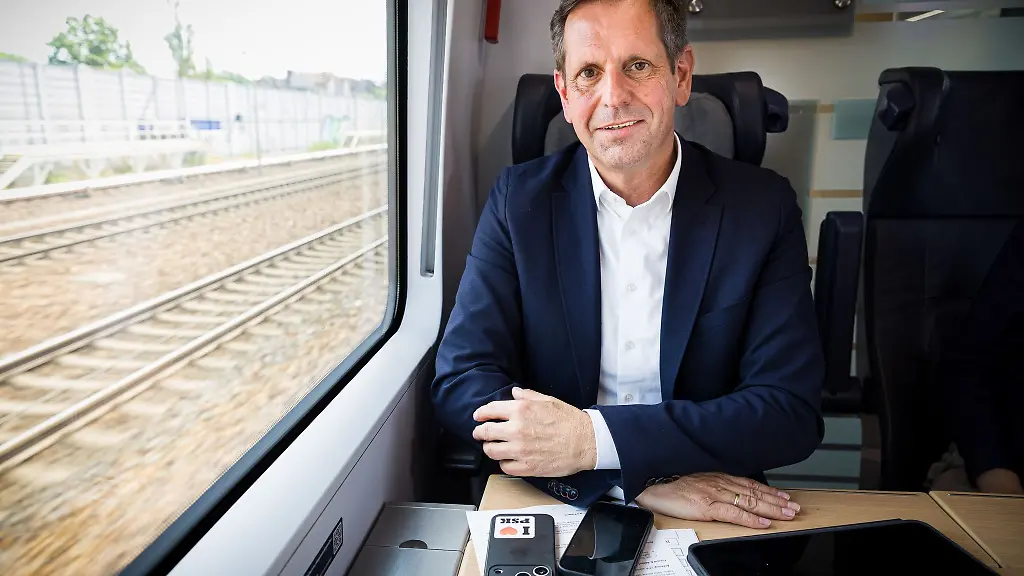 Olaf-Lies-beim-Interview-in-einem-1-Klasse-Abteil-im-ICE-von-Hannover-nach-Berlin