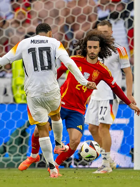 05-07-2024-Fussball-UEFA-EURO-EM-Europameisterschaft-Fussball-2024-Viertelfinale-Spanien-Deutschland-in-der-Stuttgart-Arena-Szene-des-Spieles-das-nicht-gegebene-Handspiel-Marc-Cucurella-mitte-Spanien-wird-der-Ball-von-Jamal-Musiala-li-Deutschland-an-die-Hand-gespielt-re-Florian-Wirtz-Deutschland