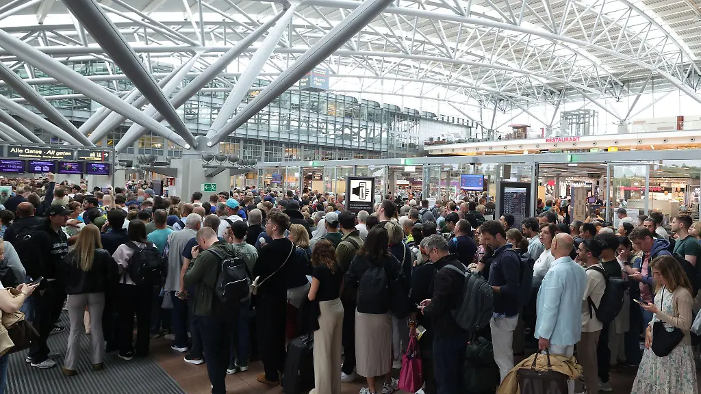 Passagiere-stehen-vor-der-Sicherheitskontrolle-am-Hamburger-Flughafen-Archivbild
