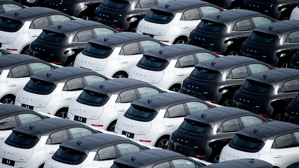 Zahlreiche-Neuwagen-der-Marke-Ora-des-chinesischen-Automobilherstellers-Great-Wall-Motor-stehen-auf-einem-Parkplatz-am-JadeWeserPort