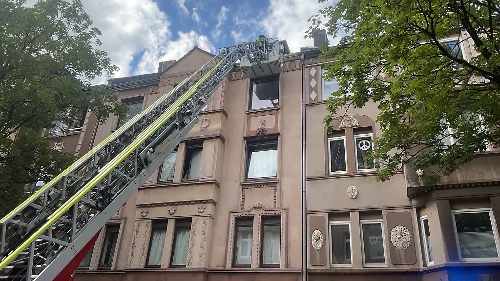 Ein-vierjaehriges-Kind-ist-in-Dortmund-von-Einsatzkraeften-unverletzt-vom-Hausdach-eines-Mehrfamilienhauses-gerettet-worden