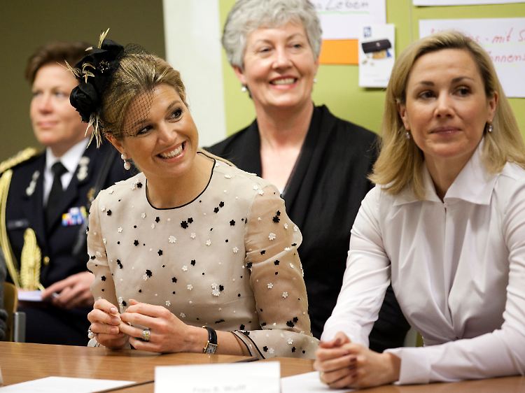 Kronprinzessin Maxima (l.) sitzt bei einem Besuch einer Unterrichtsstunde in der Friedensburg-Oberschule neben Bettina Wulff (r.).