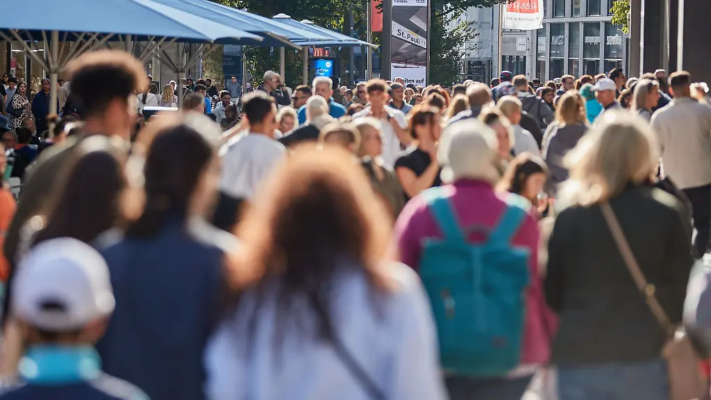 Waehrend-in-vielen-Bundeslaendern-weniger-Menschen-leben-als-im-Vorjahr-waechst-Hamburg