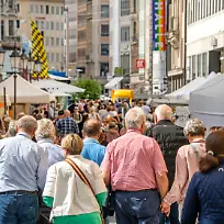 Deutschland-Muenchen-Juni-2026-Muenchner-beim-Shopping-in-der-Theatinerstrasse-Einkaufsbummel-im-Sonnenschein-viele-aeltere-Menschen-dabei-alle-geniessen-das-schoene-Wetter-am-Samstagmittag-Fussgaengerzone-Einkaufsstrasse-Muenchner-Innenstadt-Einzelhandel-Wochenende-Fruehsommer-schoenes-Wetter-Bayern