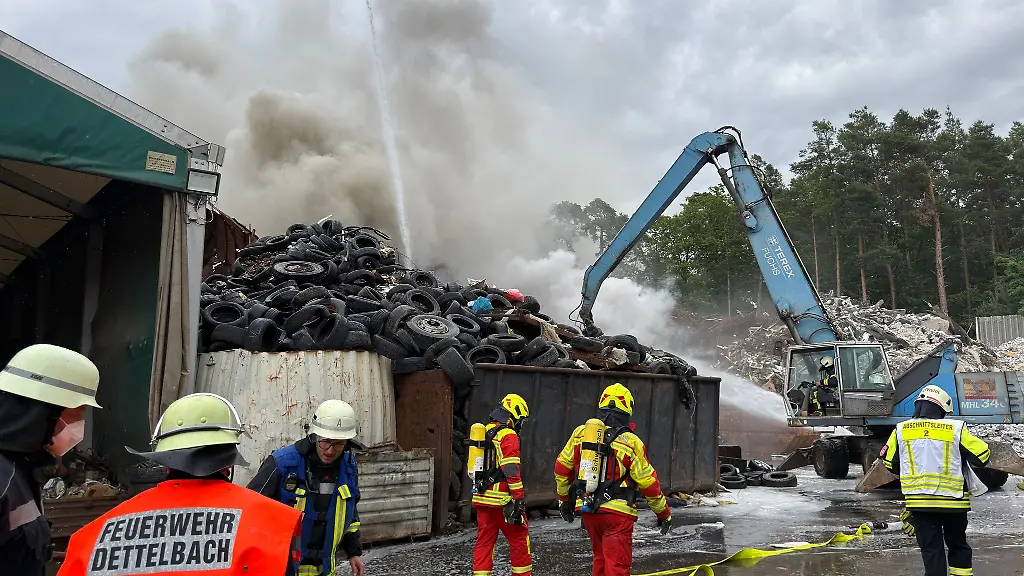 Zahlreiche-Feuerwehrleute-waren-mit-den-Loescharbeiten-beschaeftigt