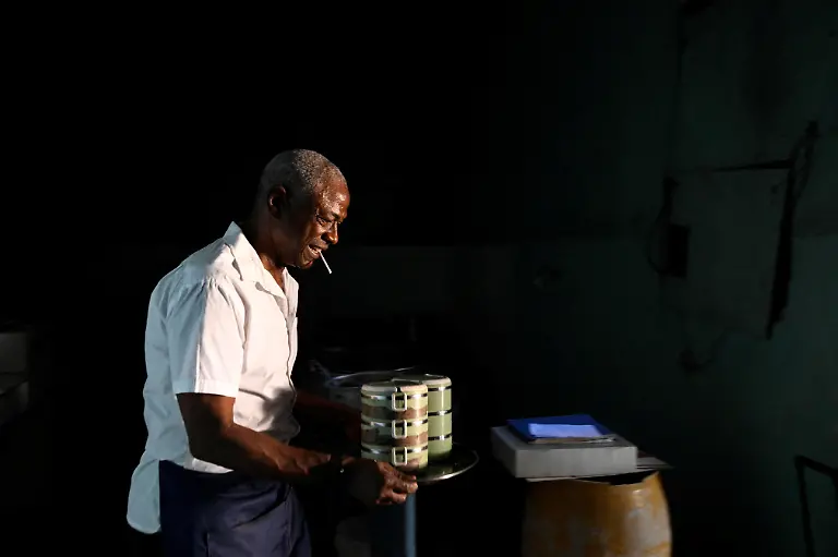Jorge-an-employee-at-a-Sistema-de-Atencion-a-la-Familia-SAF-dining-hall-prepares-meals-that-provide-rations-to-the-people-in-need-in-Havana-Cuba-March-10-2026-Cuba-has-appealed-to-the-United-Nations-World-Food-Programme-for-support-to-maintain-meals-for-vulnerable-groups-This-is-a-very-high-risk-population-right-now-he-said-REUTERS-Norlys-Perez-SEARCH-NORLYS-CUBA-ELDERLY-FOR-THIS-STORY-SEARCH-WIDER-IMAGE-FOR-ALL-STORIES
