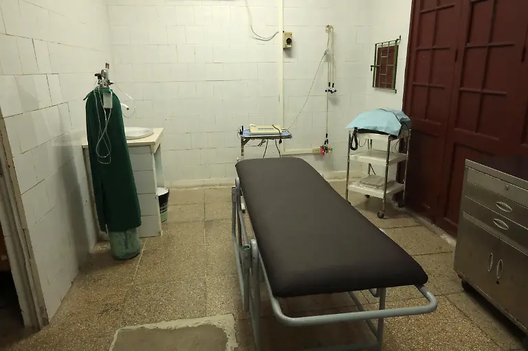 An-examination-room-in-a-health-center-with-an-oxygen-bottle-and-a-cardiograph-in-Havana-Cuba-March-25-2026-The-health-care-system-is-public-it-is-free-and-it-stil-functions-in-Cuba-but-with-great-difficulties-The-US-has-imposed-an-economic-embargo-on-Cuba-since-1962-which-has-been-straining-imports-of-medicine-and-equipment-This-embargo-has-been-reenforced-since-the-US-intervention-in-Venezuela-in-January-2026-The-US-has-cut-off-Cuba-from-its-principal-petrol-supplier-and-is-menacing-with-tariffs-any-other-country-trading-with-Cuba-This-has-resulted-in-the-most-serious-economic-and-political-crisis-in-the-history-of-the-island-Une-chambre-de-soins-medicaux-avec-une-bouteille-d-oxygen-et-un-electrocardiographe-dans-un-centre-de-sante-de-La-Havane-Cuba-le-25-mars-2026-Le-systeme-de-sante-est-gratuit-et-fonctionne-a-Cuba-mais-il-fait-face-a-de-grandes-difficultes-Les-Etats-Unis-imposent-un-embargo-economique-a-Cuba-depuis-1962-ce-qui-cause-des-perturbations-sur-les-chaines-d-importation-en-medicaments-et-en-equipements-Cet-embargo-a-ete-renforce-depuis-l-intervention-americaine-au-Venezuela-en-janvier-2026-Les-Etats-Unis-ont-coupe-Cuba-de-son-principal-fournisseur-de-petrole-et-menacent-d-imposer-des-droits-de-douane-a-tout-autre-pays-qui-commerce-avec-l-ile-Cela-provoque-la-pire-crise-economique-et-politique-de-l-histoire-de-l-ile