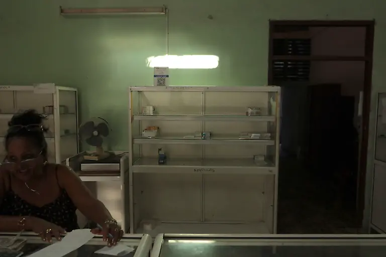 A-pharmacie-with-empty-shelves-in-Havana-Cuba-March-28-2026-The-US-has-imposed-an-economic-embargo-on-Cuba-since-1962-which-has-been-straining-imports-and-provoking-shortages-in-food-and-medicine-This-embargo-has-been-reenforced-since-the-US-intervention-in-Venezuela-in-January-2026-The-US-has-cut-off-Cuba-from-its-principal-petrol-supplier-and-is-menacing-with-tariffs-any-other-country-trading-with-Cuba-This-has-resulted-in-the-most-serious-economic-and-political-crisis-in-the-history-of-the-island-Une-pharmacie-aux-rayons-vides-a-La-Havane-Cuba-le-28-mars-2026-Les-Etats-Unis-imposent-un-embargo-economique-a-Cuba-depuis-1962-ce-qui-cause-des-perturbations-sur-les-chaines-d-importations-et-des-coupures-en-nourriture-et-en-medicaments-Cet-embargo-a-ete-renforce-depuis-l-intervention-americaine-au-Venezuela-en-janvier-2026-Les-Etats-Unis-ont-coupe-Cuba-de-son-principal-fournisseur-de-petrole-et-menacent-d-imposer-des-droits-de-douane-a-tout-autre-pays-qui-commerce-avec-l-ile-Cela-provoque-la-pire-crise-economique-et-politique-de-l-histoire-de-l-ile