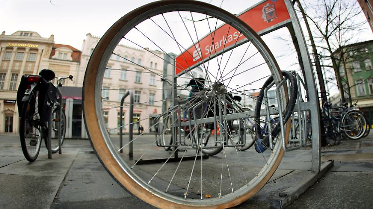 Viele Versicherer zahlen nur dann, wenn das Fahrrad durch ein eigenständiges Fahrradschloss gegen Diebstahl gesichert wurde.