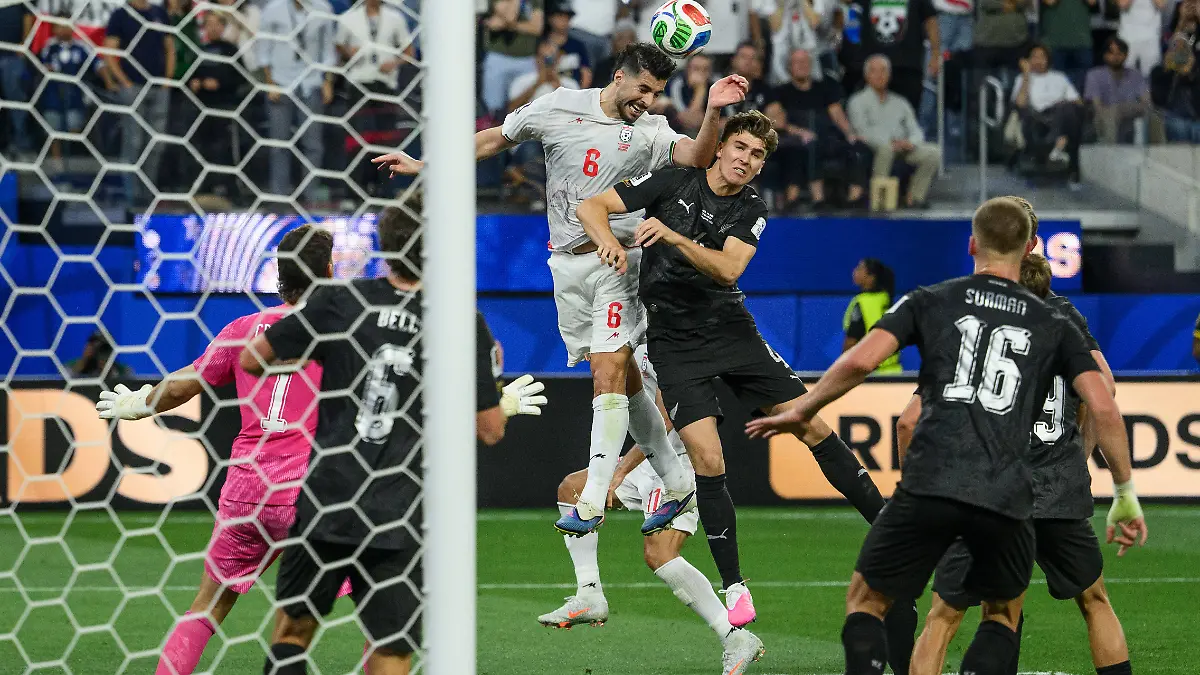 260615-Saeid-Ezatolahi-of-Iran-and-Tyler-Bindon-of-New-Zealand-during-the-FIFA-World-Cup-WM-Weltmeisterschaft-Fussball-2026-football-match-between-Iran-and-New-Zealand-on-June-15-2026-in-Los-Angeles