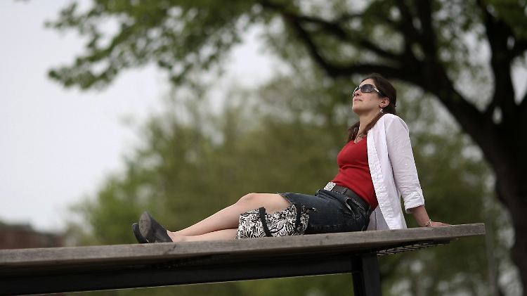 Frauen sind bei schönem Wetter wesentlich gefährdeter.
