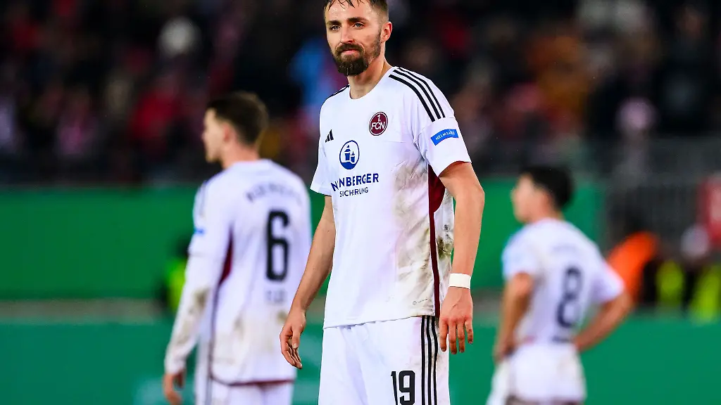 Florian-Huebner-hier-noch-im-Trikot-des-1-FC-Nuernberg-bleibt-dem-SV-Wehen-Wiesbaden-ein-weiteres-Jahr-erhalten