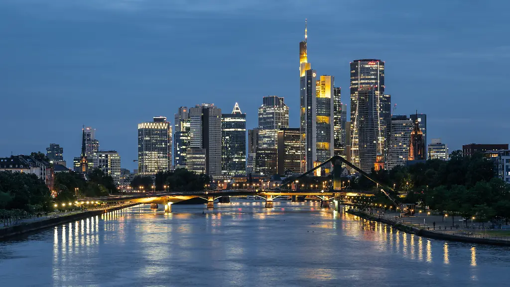 Die-Skyline-von-Frankfurt-am-Main-leuchtet-im-Abendlicht