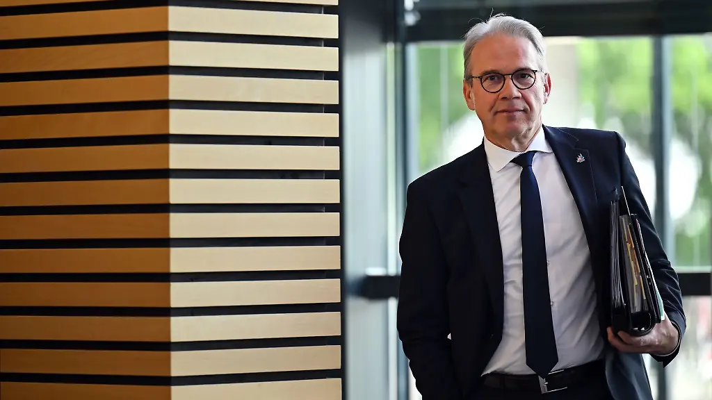 Thueringens-Innenminister-Georg-Maier-SPD-nimmt-an-der-Innenministerkonferenz-in-Hamburg-teil