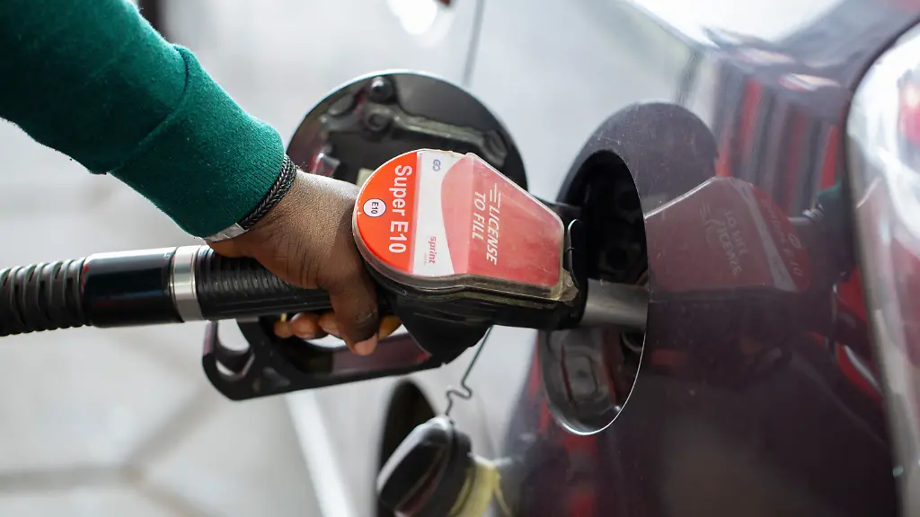 Berlin-14-06-2026-Ein-Kunde-an-einer-Tankstelle-betankt-sein-Auto