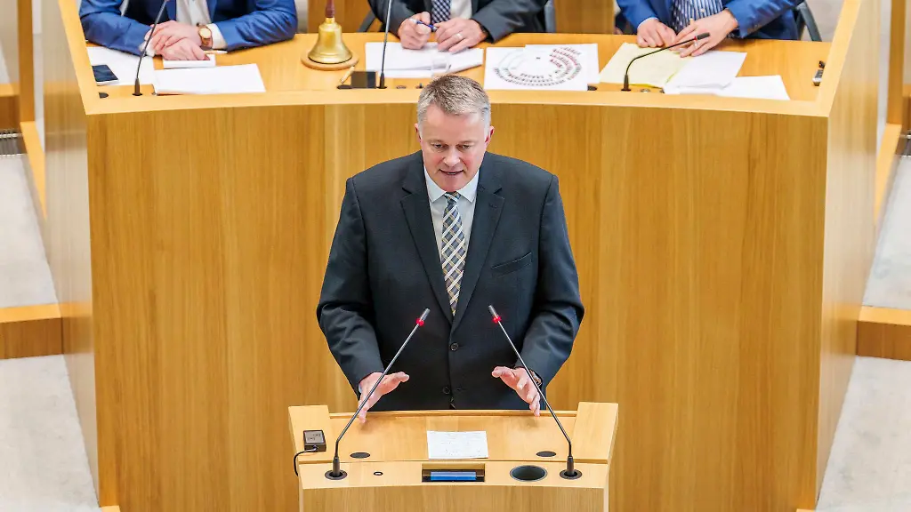 Die-Wirtschaftspolitik-spielte-in-der-Regierungserklaerung-Schnieders-eine-zentrale-Rolle