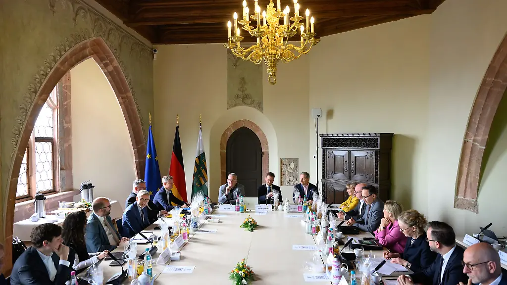 Das-saechsische-Kabinett-hat-bei-einer-Sitzung-im-Schloss-Rochlitz-vor-allem-ueber-den-Masterplan-Suedwestsachsen-gesprochen