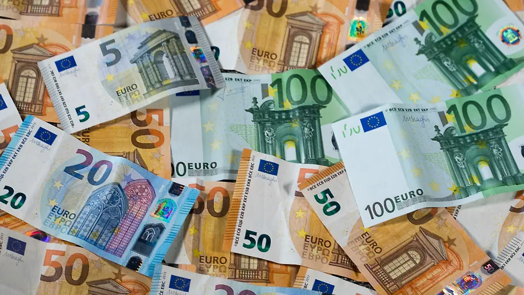 Insgesamt-fanden-die-Beamten-in-dem-Wagen-etwa-850-000-Euro