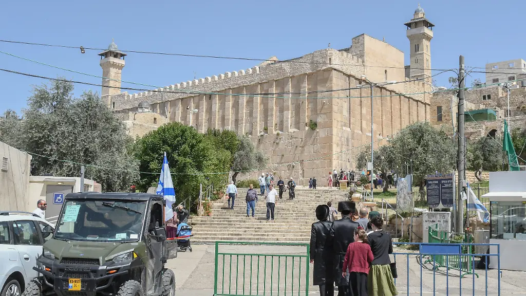 Abraham-Moschee-in-Hebron-H2-in-Hebron-im-Westjordanland-In-Israel-ist-die-Staette-als-Patriarchengraeber-bekannt-Hebron-ist-fuer-Muslime-wie-Juden-fuer-beide-Religionen-sehr-bedeutend-Im-Sechstagekrieg-1967-wurde-das-Gebiet-von-Israel-erobert-und-militaerisch-besetzt-Mitten-im-Zentrum-leben-ca-700-juedische-Siedler-die-von-israelischem-Militaer-geschuetzt-werden-Die-Stadt-in-zwei-Zonen-geteilt-die-Zone-H1-palaestinensisch-kontrolliert-und-die-Zone-H2-israelisch-kontrolliert
