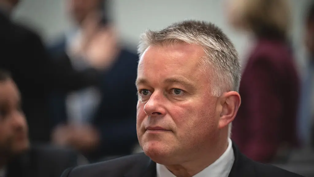 In-seiner-Regierungserklaerung-spannte-Schnieder-einen-Bogen-ueber-alle-Ministerien-hinweg