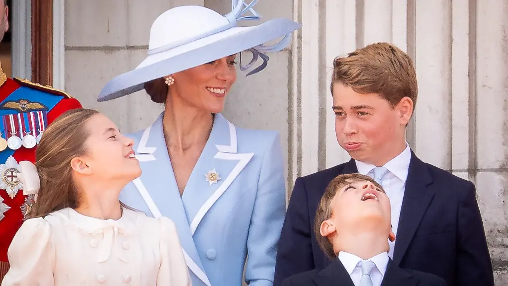 Prinzessin-Charlotte-Kate-die-Prinzessin-von-Wales-Prinz-George-und-Prinz-Louis-auf-dem-Balkon-des-Buckingham-Palace-in-London-um-den-Flugueberflug-im-Anschluss-an-die-Trooping-the-Colour-Zeremonie-im-Zentrum-Londons-zu-verfolgen-waehrend-Koenig-Charles-III-seinen-offiziellen-Geburtstag-feiert