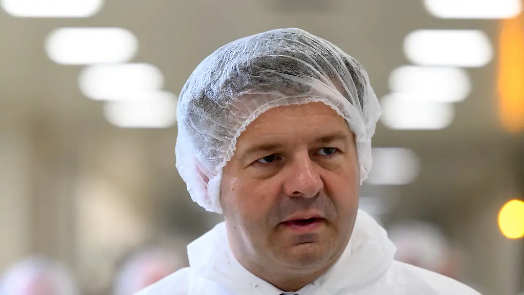 Am-Montag-besuchte-Ministerpraesident-Schulze-das-Bayer-Werk-in-Bitterfeld
