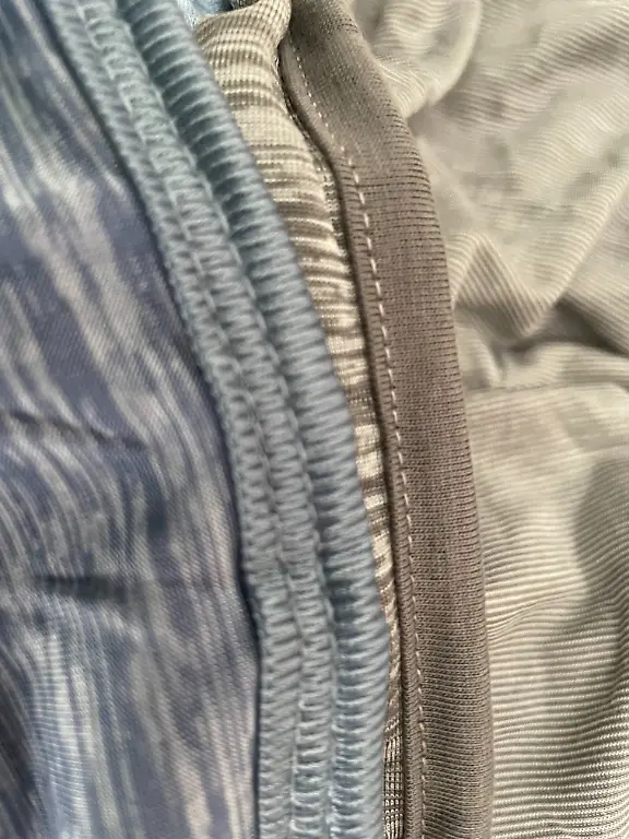 Die-blaue-und-graue-Elegear-Decke-im-Vergleich-Doppelnaht-vs-einfache-Naht