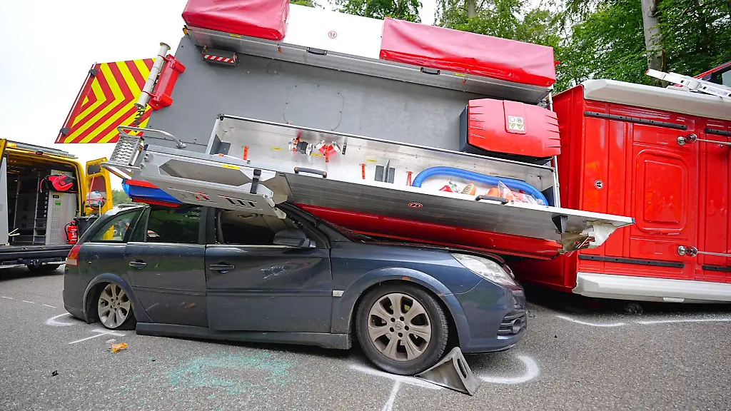 Ein-Feuerwehrauto-der-US-Army-ist-bei-Stuttgart-auf-ein-Auto-gekippt