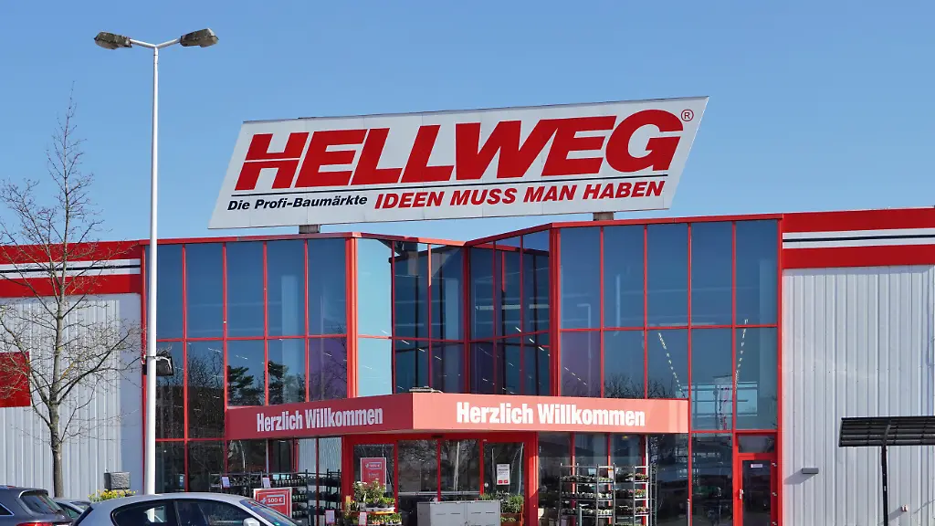 HELLWEG-Baumarkt-fuer-Heimwerken-Bauen-und-Garten-Gartencenter-die-Profi-Baumaerkte-Kundenparkplatz-Firmensymbol-auf-dem-Dach-einer-Filiale-hier-Arnstadt-Thueringen-Deutschland