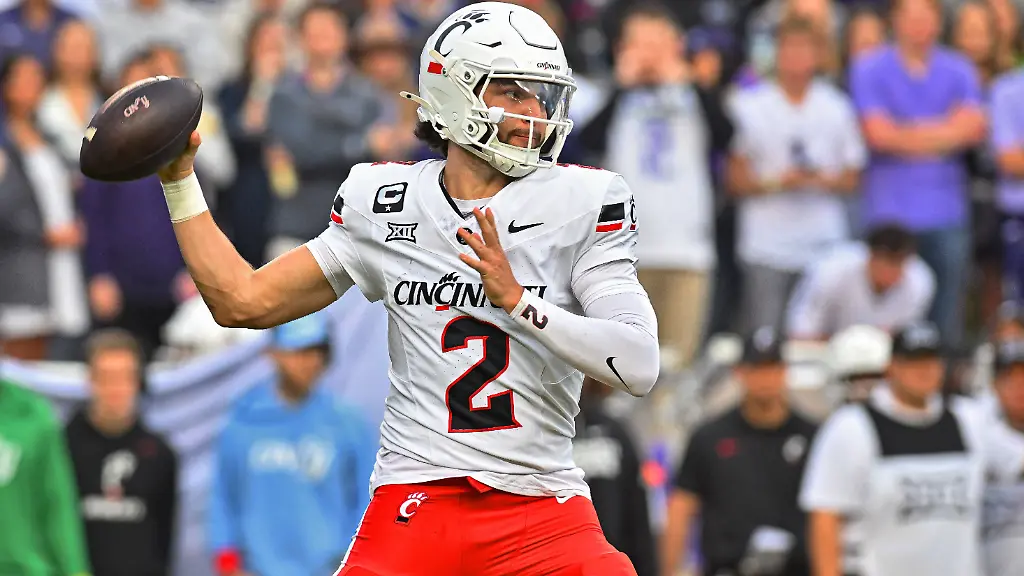 November-29-2025-Cincinnati-Bearcats-quarterback-Brendan-Sorsby-prepares-to-make-a-pass-during-the-first-quarter-of-a-college-football-game-against-the-TCU-Horned-Frogs-at-Amon-G-Carter-Stadium-in-Fort-Worth-TX
