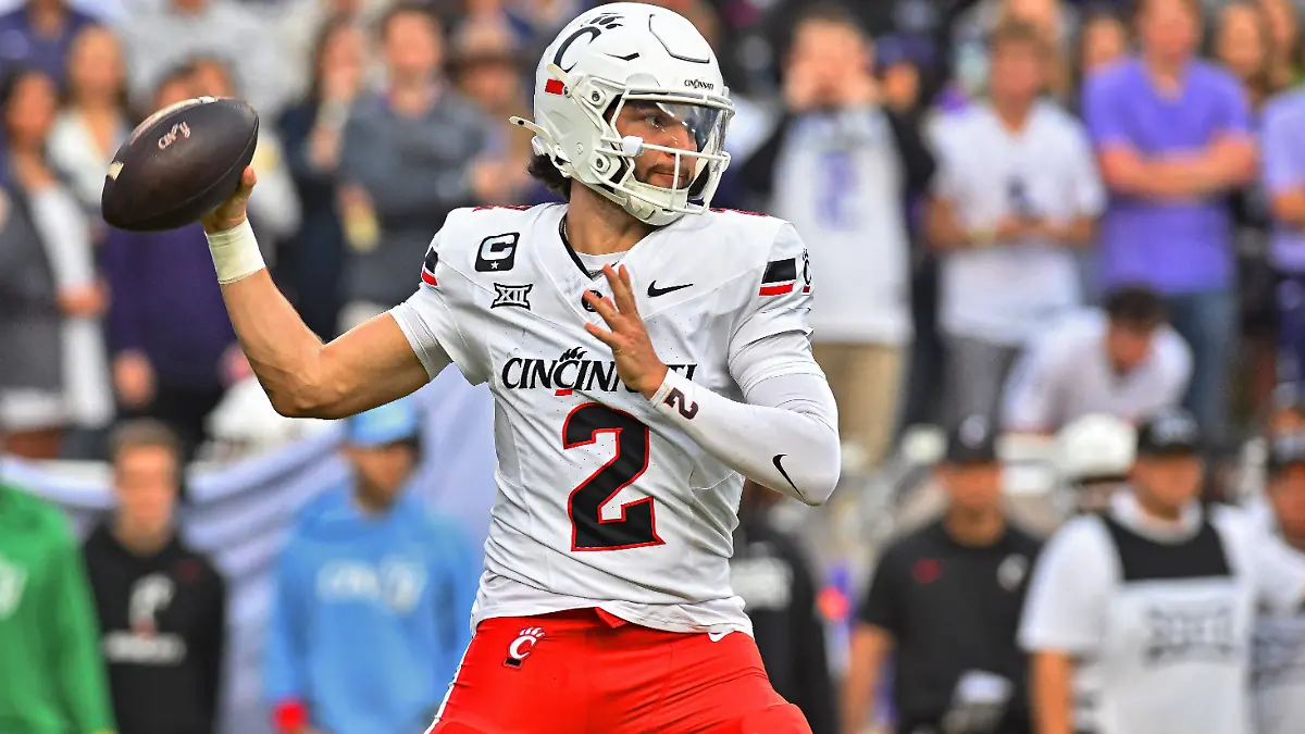 November-29-2025-Cincinnati-Bearcats-quarterback-Brendan-Sorsby-prepares-to-make-a-pass-during-the-first-quarter-of-a-college-football-game-against-the-TCU-Horned-Frogs-at-Amon-G-Carter-Stadium-in-Fort-Worth-TX