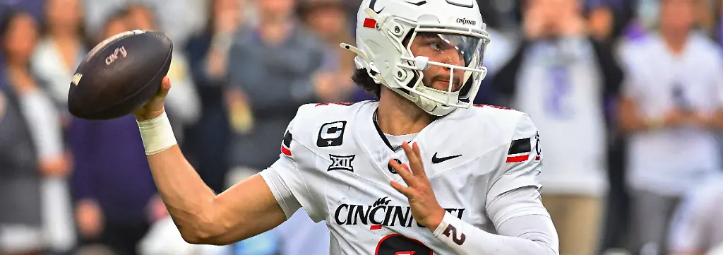 November-29-2025-Cincinnati-Bearcats-quarterback-Brendan-Sorsby-prepares-to-make-a-pass-during-the-first-quarter-of-a-college-football-game-against-the-TCU-Horned-Frogs-at-Amon-G-Carter-Stadium-in-Fort-Worth-TX