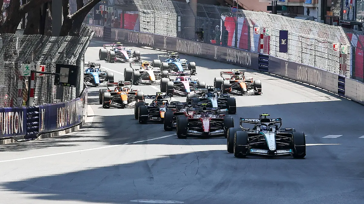 Start-Kimi-Antonelli-Mercedes-AMG-Petronas-12-Lewis-Hamilton-Scuderia-Ferrari-HP-44-Charles-Leclerc-Scuderia-Ferrari-HP-16-Rennen-Grosser-Preis-von-Monaco-Motorsport-Herren-Formel-1-07-06