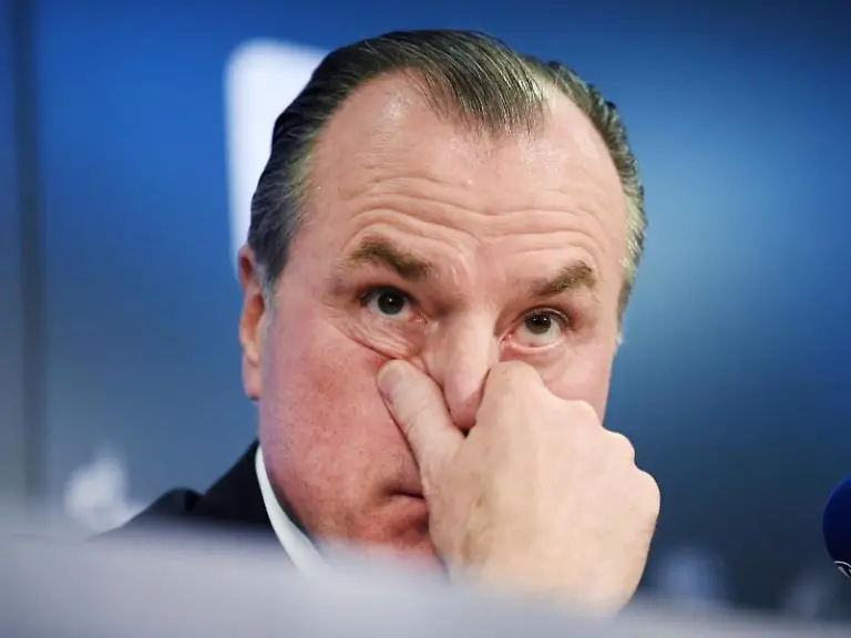 Clemens-Toennies-nimmt-an-einer-Pressekonferenz-teil