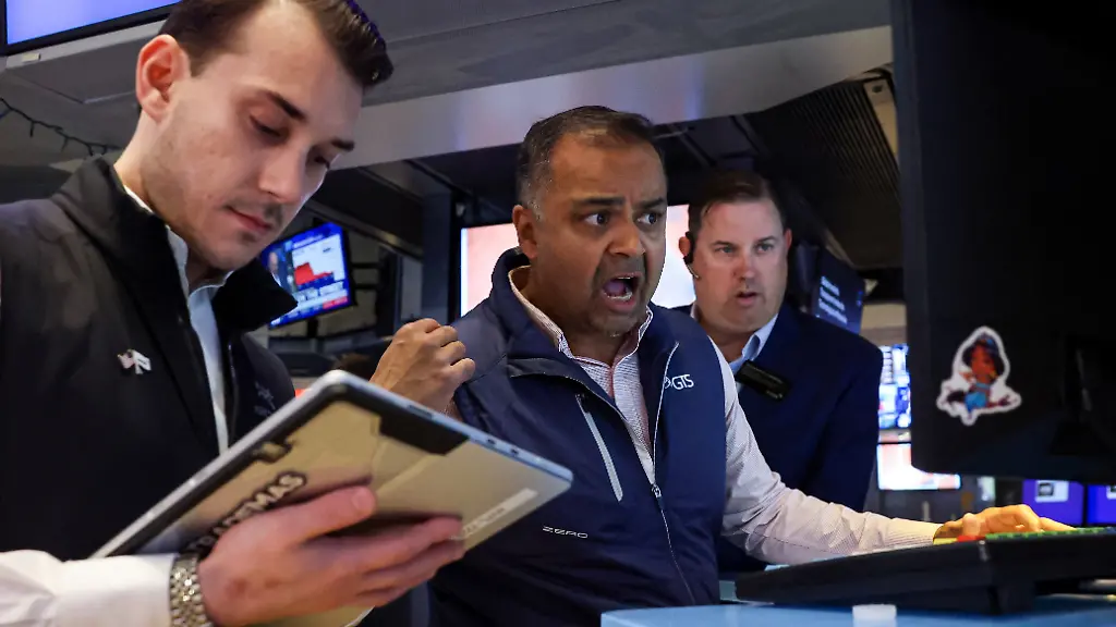 Traders-work-on-the-floor-at-the-New-York-Stock-Exchange-NYSE-in-New-York-City-U-S-June-4-2026