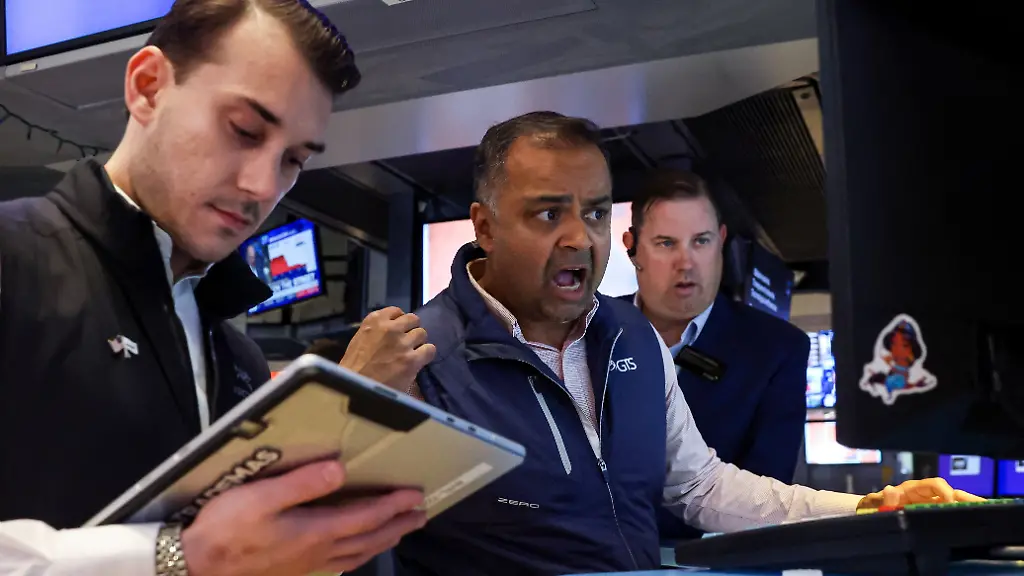 Traders-work-on-the-floor-at-the-New-York-Stock-Exchange-NYSE-in-New-York-City-U-S-June-4-2026