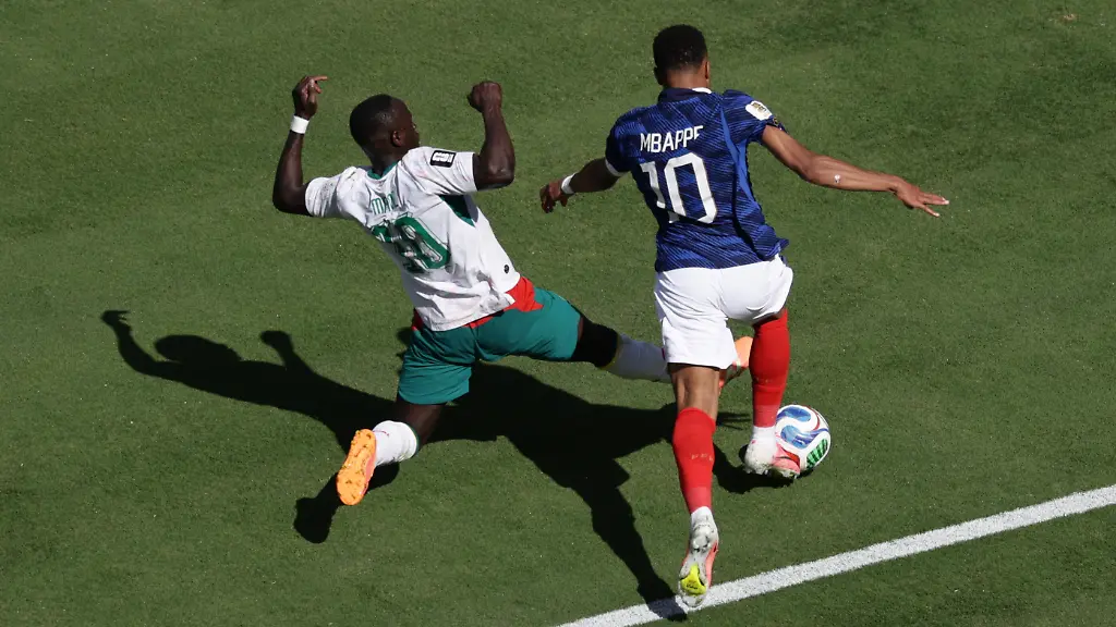 Fussball-Maenner-WM-Frankreich-Senegal-Vorrunde-Gruppe-I-1-Spieltag-New-York-New-Jersey-Stadion-Sadio-Mane-l-aus-dem-Senegal-und-Frankreichs-Kylian-Mbappe-in-Aktion
