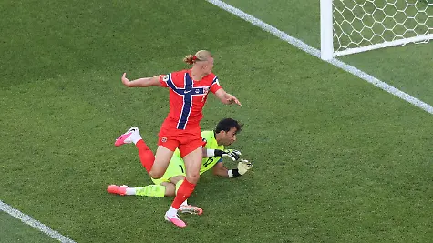 Norway-s-Erling-Haaland-9-scores-his-second-goal-of-the-match-against-Iraq-goalkeeper-Jalal-Hassan-12-during-the-World-Cup-Group-I-soccer-match-between-Iraq-and-Norway-in-Foxborough-Mass-near-Boston-Tuesday-June-16-2026