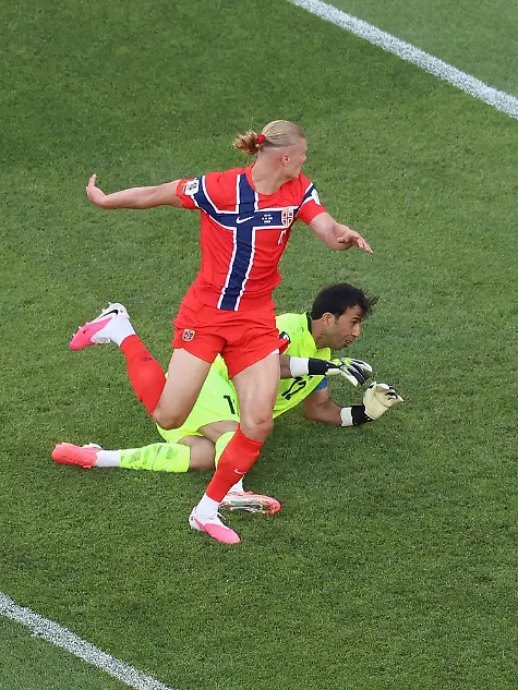 Norway-s-Erling-Haaland-9-scores-his-second-goal-of-the-match-against-Iraq-goalkeeper-Jalal-Hassan-12-during-the-World-Cup-Group-I-soccer-match-between-Iraq-and-Norway-in-Foxborough-Mass-near-Boston-Tuesday-June-16-2026