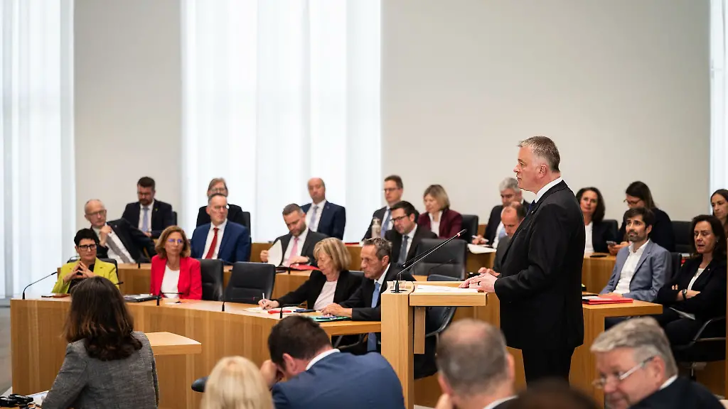 Der-Landtag-debattiert-ueber-die-Regierungserklaerung-von-Gordon-Schnieder-CDU