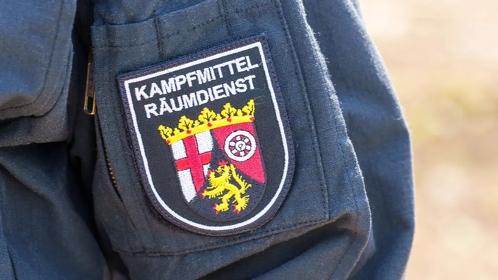 Der-Kampfmittelraeumdienst-ist-an-der-Fundstelle-im-Einsatz
