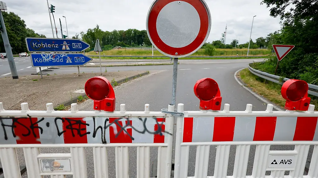 Die-akuten-Verkehrsengpaesse-in-Nordrhein-Westfalen-sorgen-fuer-viel-Aerger-zeitraubende-Umwege-und-wirtschaftliche-Folgeschaeden