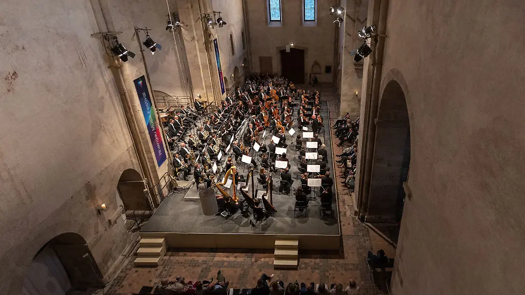 Die-mittelalterliche-Basilika-des-Klosters-Eberbach-bei-Eltville-ist-beim-Rheingau-Musik-Festival-traditionell-Ort-des-ersten-Eroeffnungs-und-des-Abschlusskonzerts
