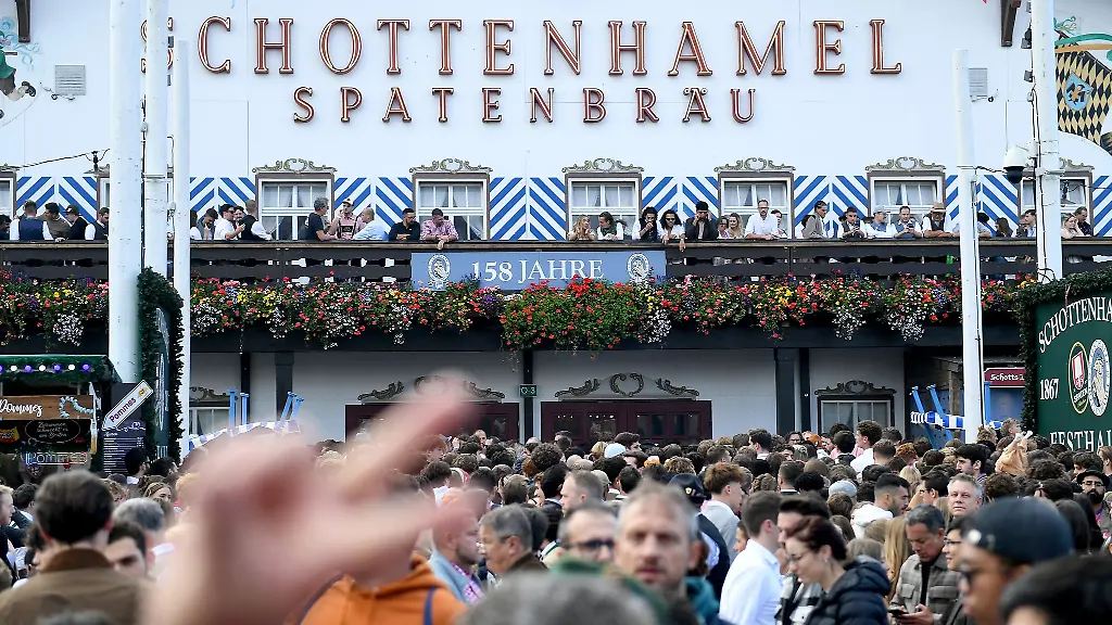 Kann-das-traditionelle-Anzapf-Zelt-Schottenhamel-rechtzeitig-aufgebaut-werden-Archivbild