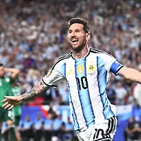 Fussball-Maenner-WM-2026-Argentinien-Algerien-Vorrunde-Gruppe-J-Spieltag-1-Kansas-City-Stadion-Lionel-Messi-Argentinien-jubelt-ueber-seinen-zweiten-Treffer-zum-2-0-ACHTUNG-Gemaess-den-Auflagen-der-FIFA-duerfen-die-Bilder-ausschliesslich-zur-redaktionellen-Verwendung-genutzt-werden-Eine-kommerzielle-Nutzung-ist-ausgeschlossen-Zudem-duerfen-keine-videoaehnlichen-Sequenzen-erstellt-werden-und-es-duerfen-keine-Veraenderungen-weder-im-Vordergrund-noch-im-Hintergrund-am-Bild-vorgenommen-werden