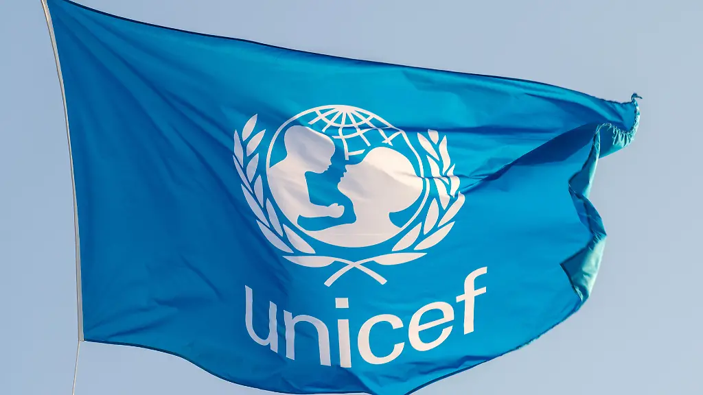 25-02-2016-Genova-Genua-Liguria-Ligurien-Italien-Die-Flagge-von-Unicef-0CE160225D024CARO