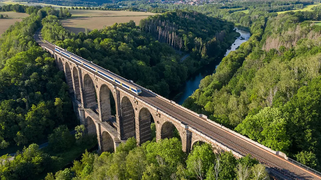 Mit-dem-Goehrener-Viadukt-ueberquert-die-Bahnstrecke-Leipzig-Chemnitz-die-Zwickauer-Mulde-Seit-Jahren-wird-um-den-Ausbau-der-wichtigen-Verkehrsader-zwischen-den-beiden-Grossstaedten-gerungen