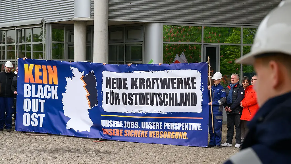 Kein-Blackout-Ost-Beschaeftigte-des-Energiekonzerns-Leag-haben-im-Mai-gegen-Plaene-des-Bundeswirtschaftsministeriums-zum-Bau-neuer-Gaskraftwerke-protestiert-weil-sie-Nachteile-befuerchten