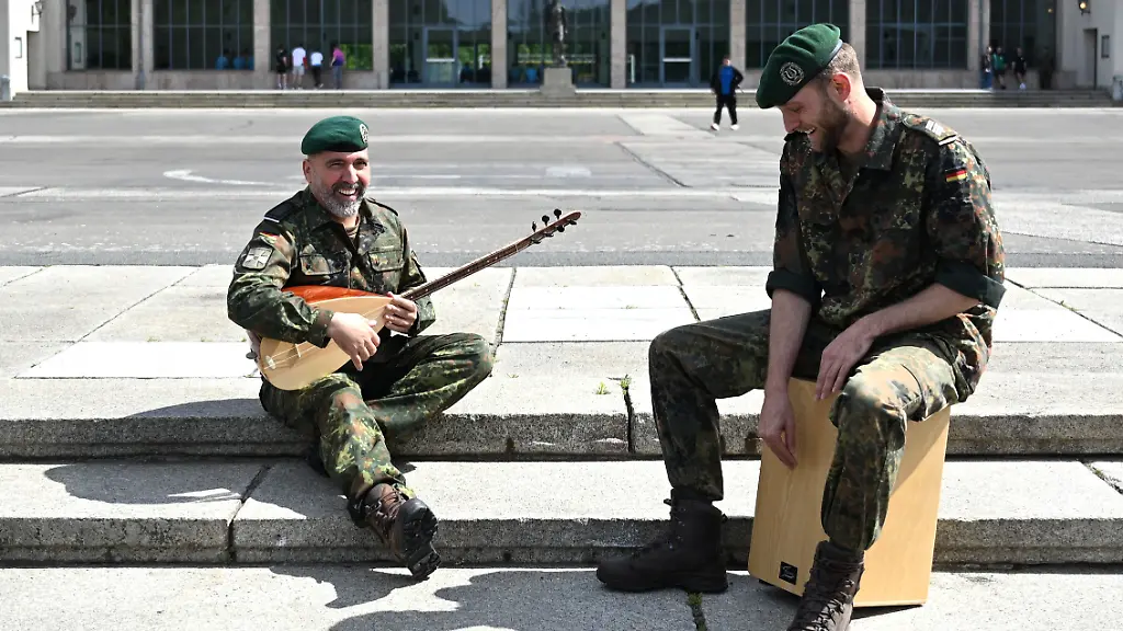 epi_1030815151_DPA BF_th6dgpfnad-v1-ax-ms6144.jpg_Türkische Musik im S