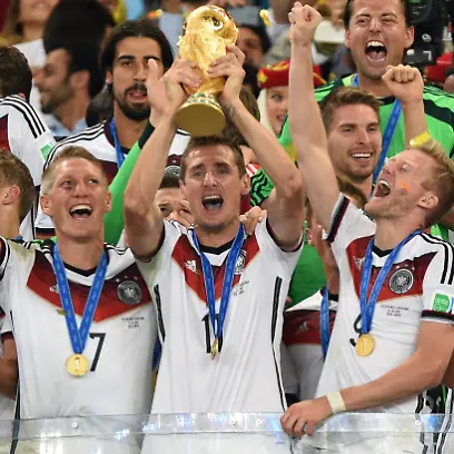 Miroslav-KLOSE-GER-mit-Pokal-li-Bastian-SCHWEINSTEIGER-GER-Benedikt-HOEWEDES-HAeWEDES-GER-Teamfoto-Team-Mannschaft-Mannschaftsfoto-Jubel-Freude-Begeisterung-Siegerehrung-Ehrentribuene-Cup-Trophy-Trophaee-Deutschland-GER-Argentinien-ARG-1-0-n-V-Finale-Final-Spiel-64-am-13-07-2014-in-Rio-de-Janeiro-Fussball-Weltmeisterschaft-2014-in-Brasilien-vom-12-06-13-07-2014